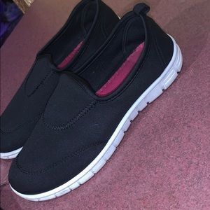 Woman’s  Skechers 6/7